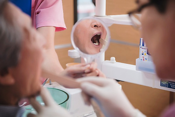 포토 JPG 여자 노년 남자 중년 50대 의학 실내 치과 설명 들기 앉기 성인 세명 30대 거울 한국인 60대 치과의사 치과용품 치과진료 진료실 국내포토 모션 병원 사람 동양인 내부 장년 진료 의사 의료용품 파일형식