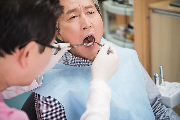 포토 JPG 노년 남자 중년 50대 의학 실내 치과 앉기 상반신 두명 앞모습 치료 한국인 60대 치과의사 치과용품 치과진료 진료실 남자만 국내포토 뷰포인트 모션 병원 사람 동양인 성인 내부 진료 의사 의료용품 파일형식