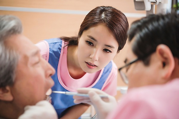 포토 JPG 여자 노년 남자 중년 50대 의학 실내 치과 서기 앉기 상반신 성인 앞모습 옆모습 세명 30대 한국인 60대 치과의사 치과용품 치과진료 진료실 치위생사 국내포토 직업 뷰포인트 모션 병원 사람 동양인 내부 장년 진료 의사 의료용품 파일형식