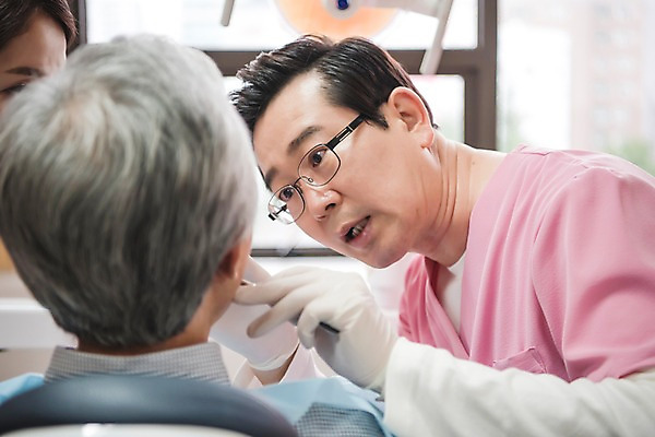 포토 JPG 여자 노년 남자 중년 50대 의학 실내 치과 앉기 상반신 성인 옆모습 뒷모습 세명 30대 한국인 60대 치과의사 치과용품 치과진료 진료실 국내포토 뷰포인트 모션 병원 사람 동양인 내부 장년 진료 의사 의료용품 파일형식