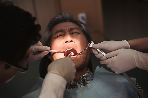 포토 JPG 여자 노년 남자 중년 50대 의학 실내 치과 앉기 상반신 성인 신체부위 세명 30대 눕기 고통 한국인 찡그림 60대 치과의사 치과용품 치과진료 진료실 국내포토 감정 모션 표정 병원 사람 동양인 내부 장년 진료 의사 의료용품 파일형식