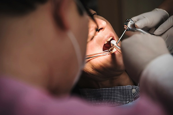 포토 JPG 여자 노년 남자 중년 50대 의학 실내 치과 앉기 상반신 성인 신체부위 세명 30대 눕기 고통 한국인 찡그림 60대 치과의사 치과용품 치과진료 진료실 국내포토 감정 모션 표정 병원 사람 동양인 내부 장년 진료 의사 의료용품 파일형식