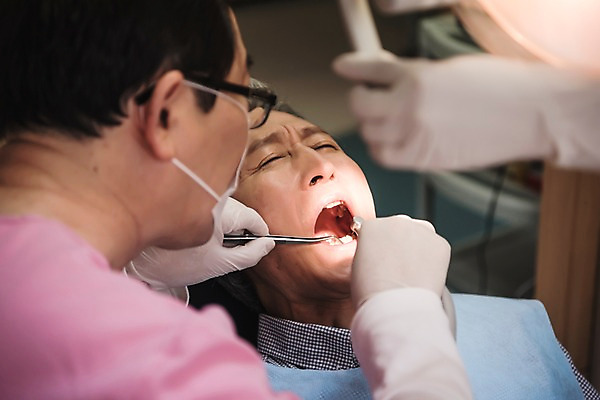 포토 JPG 노년 남자 중년 50대 의학 실내 치과 앉기 상반신 성인 신체부위 세명 30대 눕기 고통 한국인 찡그림 60대 치과의사 치과용품 치과진료 진료실 국내포토 감정 모션 표정 병원 사람 동양인 내부 장년 진료 의사 의료용품 파일형식