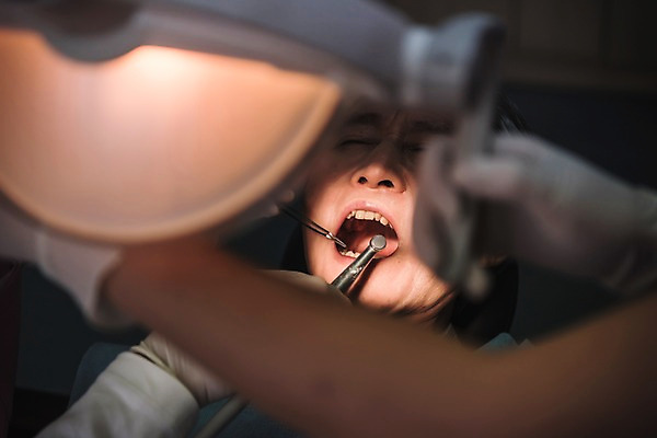 포토 JPG 여자 노년 남자 중년 50대 의학 실내 치과 앉기 상반신 성인 신체부위 세명 30대 눕기 고통 한국인 찡그림 60대 치과의사 치과용품 치과진료 진료실 국내포토 감정 모션 표정 병원 사람 동양인 내부 장년 진료 의사 의료용품 파일형식