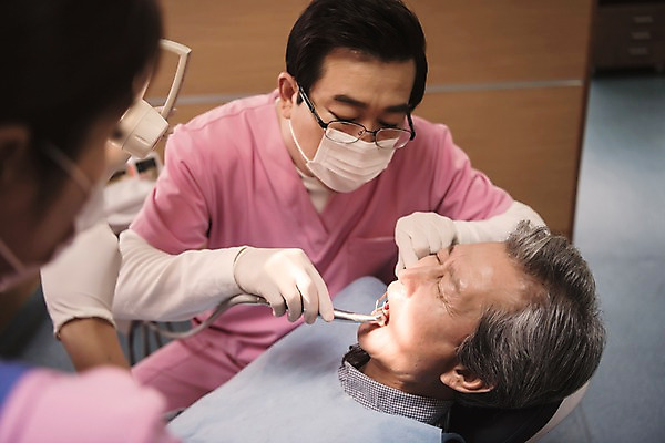 포토 JPG 여자 노년 남자 중년 50대 의학 실내 치과 앉기 성인 앞모습 옆모습 세명 30대 눕기 한국인 60대 치과의사 치과용품 치과진료 진료실 국내포토 뷰포인트 모션 병원 사람 동양인 내부 장년 진료 의사 의료용품 파일형식