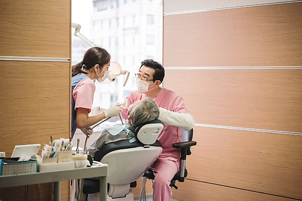 포토 JPG 여자 노년 남자 중년 50대 의학 실내 치과 서기 앉기 상반신 성인 세명 30대 눕기 한국인 60대 치과의사 치과용품 치과진료 진료실 치위생사 국내포토 직업 모션 병원 사람 동양인 내부 장년 진료 의사 의료용품 파일형식