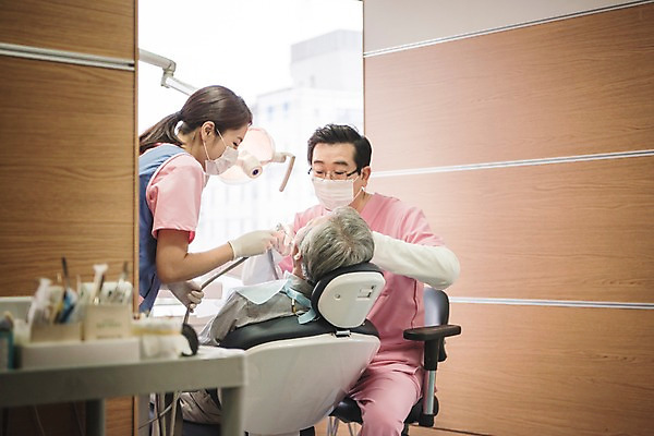 포토 JPG 여자 노년 남자 중년 50대 의학 실내 치과 서기 앉기 상반신 성인 세명 30대 눕기 한국인 60대 치과의사 치과용품 치과진료 진료실 치위생사 국내포토 직업 모션 병원 사람 동양인 내부 장년 진료 의사 의료용품 파일형식