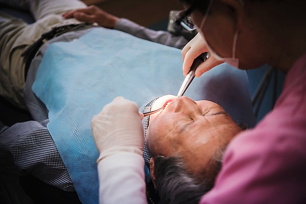 포토 JPG 노년 남자 중년 50대 의학 실내 치과 앉기 상반신 두명 앞모습 치료 눕기 한국인 60대 치과의사 치과용품 치과진료 진료실 남자만 국내포토 뷰포인트 모션 병원 사람 동양인 성인 내부 진료 의사 의료용품 파일형식