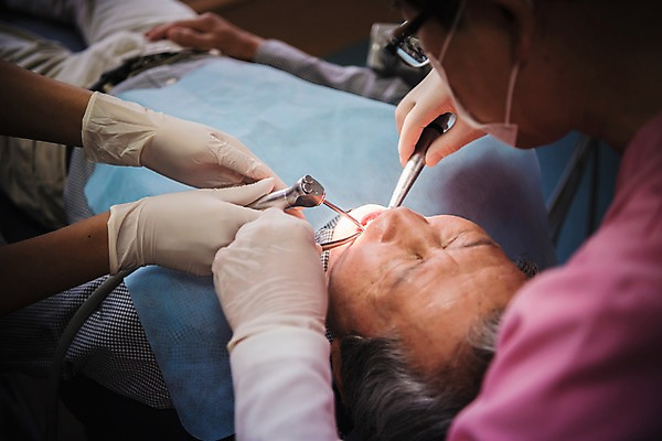 포토 JPG 여자 노년 남자 중년 50대 의학 실내 치과 앉기 상반신 성인 치료 세명 30대 눕기 한국인 60대 치과의사 치과용품 치과진료 진료실 국내포토 모션 병원 사람 동양인 내부 장년 진료 의사 의료용품 파일형식