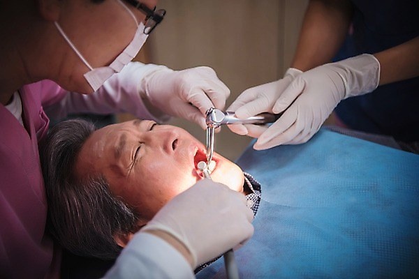 포토 JPG 여자 노년 남자 중년 50대 의학 실내 치과 앉기 상반신 성인 앞모습 치료 세명 30대 눕기 한국인 60대 치과의사 치과용품 치과진료 진료실 국내포토 뷰포인트 모션 병원 사람 동양인 내부 장년 진료 의사 의료용품 파일형식