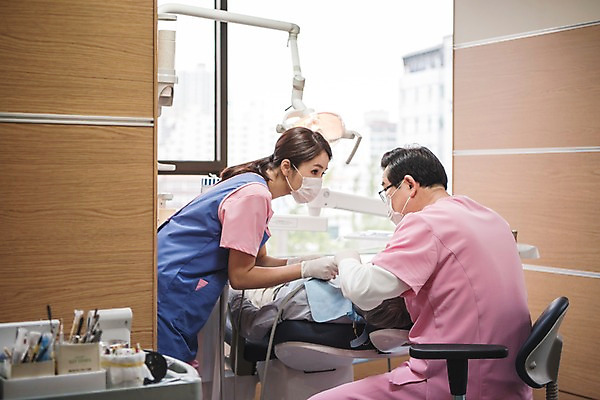 포토 JPG 여자 노년 남자 중년 50대 의학 실내 치과 서기 앉기 상반신 성인 세명 30대 눕기 한국인 60대 치과의사 치과용품 치과진료 진료실 치위생사 국내포토 직업 모션 병원 사람 동양인 내부 장년 진료 의사 의료용품 파일형식