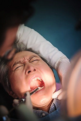 포토 JPG 여자 노년 남자 중년 50대 의학 실내 치과 앉기 상반신 성인 두명 앞모습 치료 30대 눕기 한국인 60대 치과의사 치과용품 치과진료 진료실 성인만 국내포토 뷰포인트 모션 병원 사람 동양인 내부 장년 진료 의사 의료용품 파일형식