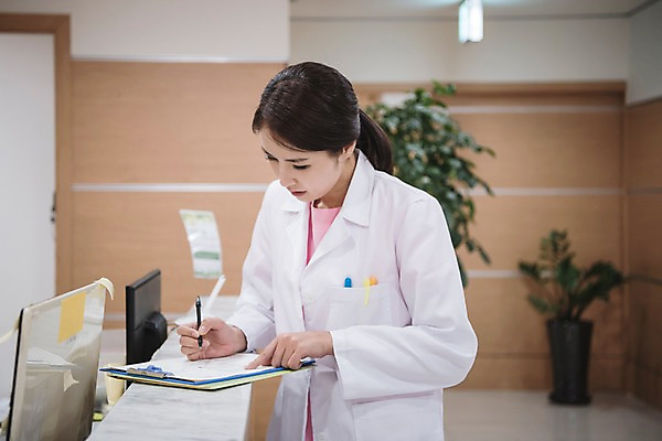 포토 JPG 여자 의학 실내 치과 한명 서기 들기 상반신 성인 앞모습 30대 한국인 치과의사 서류판 성인여자한명만 국내포토 1 뷰포인트 모션 병원 사람 동양인 내부 장년 사무용품 의사 여자한명만 성인여자만 파일형식