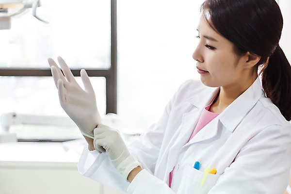 포토 JPG 여자 의학 실내 치과 한명 서기 상반신 성인 옆모습 30대 한국인 치과의사 위생장갑 성인여자한명만 국내포토 1 뷰포인트 장갑 모션 병원 사람 동양인 내부 장년 의사 여자한명만 성인여자만 파일형식