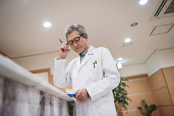 포토 JPG 노년 남자 의학 실내 치과 한명 서기 상반신 앞모습 한국인 60대 치과의사 서류판 노인남자한명만 국내포토 1 뷰포인트 모션 병원 사람 동양인 성인 내부 사무용품 의사 남자한명만 노인남자만 파일형식 문구용품 인종 의료진 남자만 노인만 직업 오브젝트 성인만