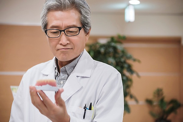 포토 JPG 노년 남자 의학 실내 치과 한명 서기 들기 상반신 앞모습 한국인 60대 치과의사 치아모형 노인남자한명만 국내포토 1 뷰포인트 모션 병원 사람 동양인 성인 내부 의사 치아 남자한명만 노인남자만 파일형식 인종 의료진 소화기관 남자만 노인만 직업 장기 성인만 신체