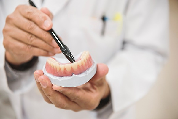 포토 JPG 노년 남자 의학 실내 치과 한명 서기 들기 상반신 한국인 가리킴 60대 치과의사 치아모형 노인남자한명만 국내포토 1 모션 병원 사람 동양인 손짓 성인 내부 의사 치아 남자한명만 노인남자만 파일형식