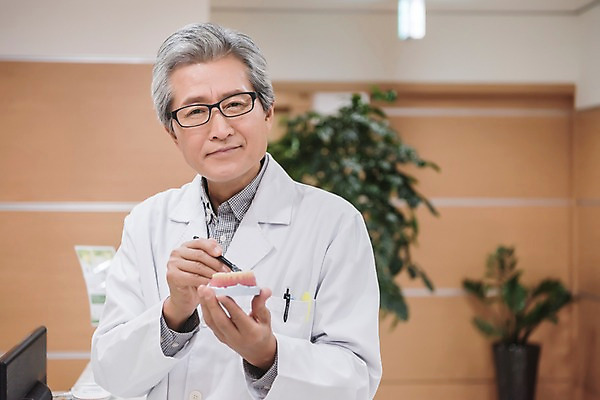 포토 JPG 노년 남자 의학 실내 치과 한명 서기 들기 상반신 앞모습 한국인 가리킴 60대 치과의사 치아모형 노인남자한명만 국내포토 1 뷰포인트 모션 병원 사람 동양인 손짓 성인 내부 의사 치아 남자한명만 노인남자만 파일형식 인종 의료진 소화기관 남자만 노인만 직업 장기 성인만 신체