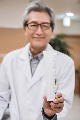 포토 JPG 노년 남자 의학 실내 치과 한명 서기 미소 들기 상반신 앞모습 아웃포커스 한국인 60대 치과의사 치약 노인남자한명만 국내포토 1 뷰포인트 모션 촬영기법 표정 병원 사람 동양인 성인 내부 위생용품 의사 남자한명만 노인남자만 파일형식 생활용품 인종 의료진 남자만 노인만 직업 오브젝트 성인만