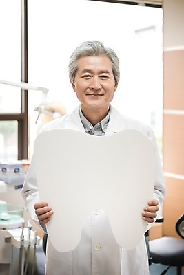 포토 JPG 노년 남자 의학 실내 치과 한명 서기 미소 상반신 앞모습 한국인 60대 치과의사 치아모형 노인남자한명만 국내포토 1 뷰포인트 모션 표정 병원 사람 동양인 성인 내부 의사 치아 남자한명만 노인남자만 파일형식 인종 의료진 소화기관 남자만 노인만 직업 장기 성인만 신체