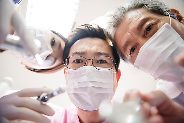 포토 JPG 여자 노년 남자 중년 50대 의학 실내 치과 마스크 서기 상반신 성인 앞모습 치료 세명 30대 한국인 60대 치과의사 내려보기 치위생사 국내포토 직업 뷰포인트 모션 병원 사람 동양인 내부 장년 의사 파일형식