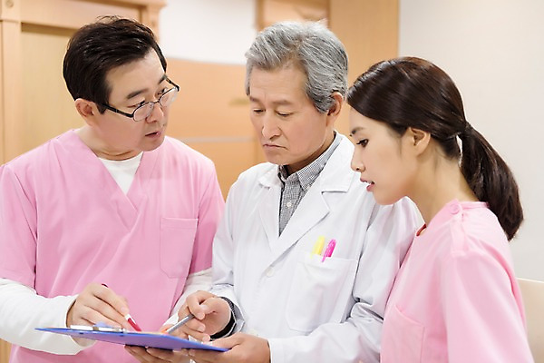 포토 JPG 응시 여자 노년 남자 중년 50대 의학 실내 치과 서기 상반신 성인 앞모습 세명 30대 한국인 60대 치과의사 서류판 치위생사 국내포토 직업 시선 뷰포인트 모션 병원 사람 동양인 내부 장년 사무용품 의사 파일형식