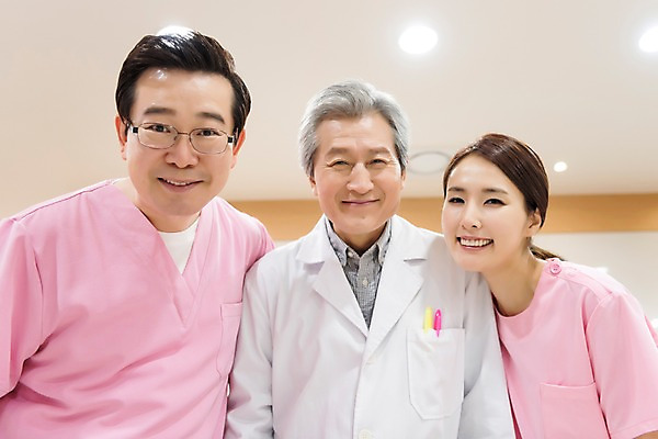 포토 JPG 여자 노년 남자 중년 50대 의학 실내 치과 서기 미소 상반신 성인 앞모습 세명 30대 한국인 60대 치과의사 치위생사 국내포토 직업 뷰포인트 모션 표정 병원 사람 동양인 내부 장년 의사 파일형식