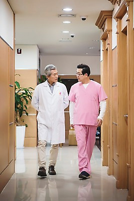포토 JPG 전신 노년 남자 중년 50대 의학 실내 치과 두명 앞모습 걷기 한국인 복도 60대 치과의사 남자만 국내포토 뷰포인트 모션 병원 사람 동양인 성인 내부 의사 파일형식