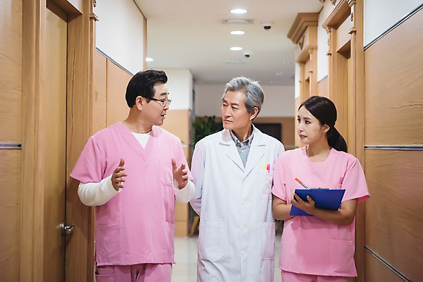 포토 JPG 여자 노년 남자 중년 50대 의학 실내 치과 서기 상반신 성인 앞모습 세명 30대 한국인 복도 60대 치과의사 서류판 치위생사 국내포토 직업 뷰포인트 모션 병원 사람 동양인 내부 장년 사무용품 의사 파일형식