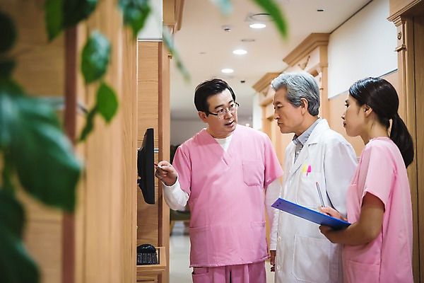 포토 JPG 여자 노년 남자 중년 50대 의학 실내 치과 서기 상반신 성인 앞모습 세명 30대 한국인 복도 60대 치과의사 서류판 치위생사 국내포토 직업 뷰포인트 모션 병원 사람 동양인 내부 장년 사무용품 의사 파일형식