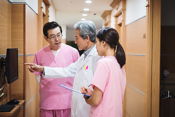 포토 JPG 여자 노년 남자 중년 50대 의학 실내 치과 서기 상반신 성인 앞모습 세명 30대 한국인 복도 60대 치과의사 치위생사 국내포토 직업 뷰포인트 모션 병원 사람 동양인 내부 장년 의사 파일형식