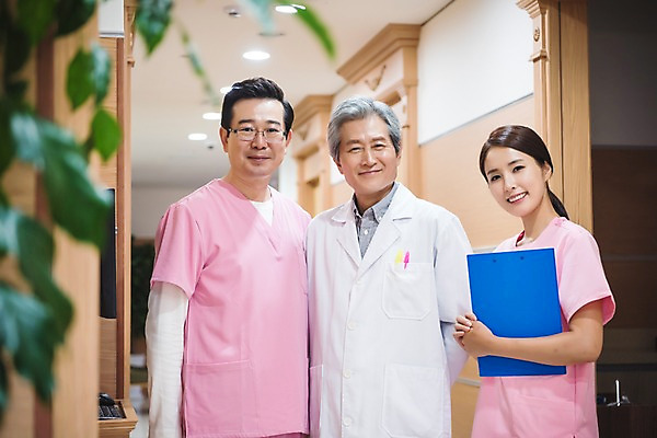 포토 JPG 여자 노년 남자 중년 50대 의학 실내 치과 서기 미소 상반신 성인 앞모습 세명 30대 한국인 복도 60대 치과의사 서류판 치위생사 국내포토 직업 뷰포인트 모션 표정 병원 사람 동양인 내부 장년 사무용품 의사 파일형식
