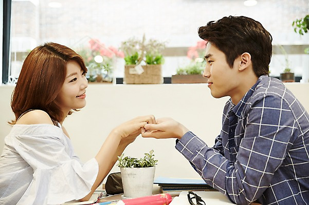 포토 JPG 커플 여자 남자 커플라이프 데이트 실내 사랑 미소 앉기 상반신 20대 성인 두명 옆모습 마주보기 손잡기 다정 카페 한국인 성인만 국내포토 라이프스타일 감정 뷰포인트 컨셉 관계 모션 표정 사람 동양인 청년 내부 상점 파일형식