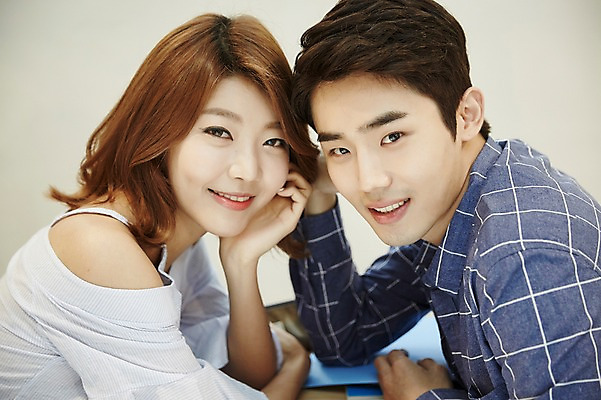 포토 JPG 커플 여자 남자 커플라이프 데이트 실내 사랑 미소 앉기 상반신 20대 성인 두명 옆모습 턱괴기 다정 카페 한국인 성인만 국내포토 라이프스타일 감정 뷰포인트 컨셉 관계 모션 표정 사람 동양인 청년 내부 상점 파일형식