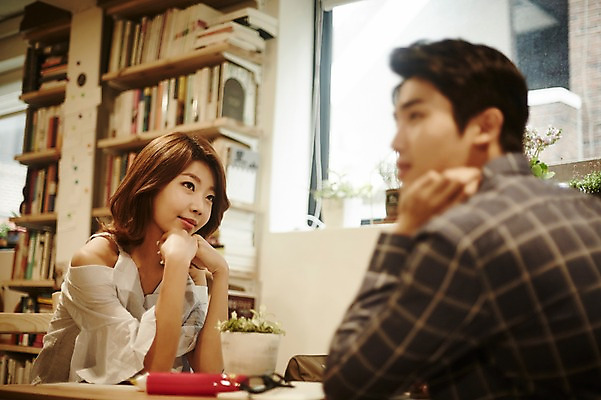 포토 JPG 커플 여자 남자 커플라이프 데이트 실내 사랑 앉기 상반신 20대 성인 두명 옆모습 마주보기 턱괴기 다정 카페 한국인 성인만 국내포토 라이프스타일 감정 뷰포인트 컨셉 관계 모션 사람 동양인 청년 내부 상점 파일형식