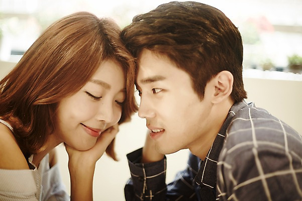 포토 JPG 커플 여자 남자 커플라이프 데이트 실내 사랑 미소 앉기 상반신 20대 성인 두명 옆모습 다정 카페 한국인 이마맞대기 성인만 국내포토 라이프스타일 감정 뷰포인트 컨셉 관계 모션 표정 사람 동양인 청년 내부 상점 얼굴맞대기 파일형식