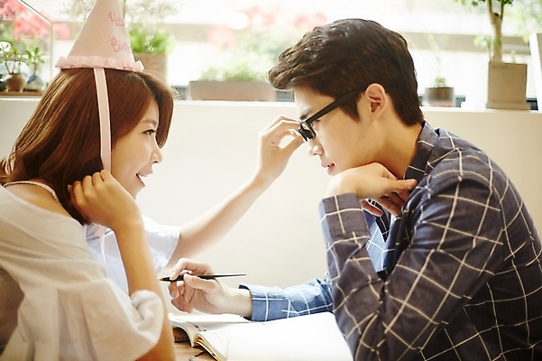 포토 JPG 커플 응시 여자 남자 커플라이프 데이트 장난 실내 사랑 미소 앉기 상반신 20대 성인 두명 옆모습 다정 카페 고깔모자 한국인 성인만 국내포토 모자_잡화 라이프스타일 시선 감정 뷰포인트 컨셉 관계 모션 표정 사람 동양인 청년 내부 상점 파일형식