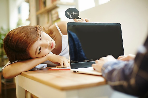 포토 JPG 커플 여자 남자 엎드리기 커플라이프 말풍선 데이트 실내 앉기 상반신 20대 성인 두명 앞모습 노트북 카페 한국인 지루함 성인만 국내포토 라이프스타일 감정 뷰포인트 관계 모션 사람 동양인 청년 내부 전자제품 상점 파일형식