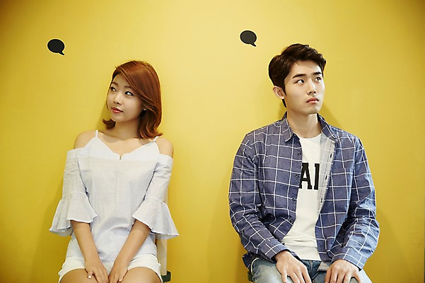 포토 JPG 커플 응시 여자 남자 커플라이프 말풍선 생각 데이트 실내 앉기 상반신 20대 성인 두명 앞모습 한국인 성인만 국내포토 라이프스타일 시선 뷰포인트 관계 모션 사람 동양인 청년 내부 파일형식