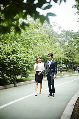 포토 JPG 주간 전신 나무 커플 공원 여자 남자 거리 미소 정장 20대 성인 야외 두명 앞모습 비즈니스라이프 걷기 다정 산책 한국인 비즈니스맨 비즈니스우먼 사내커플 성인만 국내포토 자연요소 식물 라이프스타일 옷 공공시설 뷰포인트 컨셉 비즈니스 관계 모션 휴식 표정 사람 동양인 청년 직장인 파일형식