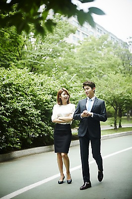 포토 JPG 주간 전신 나무 커플 공원 여자 남자 거리 미소 정장 20대 성인 야외 두명 앞모습 비즈니스라이프 걷기 다정 산책 한국인 비즈니스맨 비즈니스우먼 사내커플 성인만 국내포토 자연요소 식물 라이프스타일 옷 공공시설 뷰포인트 컨셉 비즈니스 관계 모션 휴식 표정 사람 동양인 청년 직장인 파일형식