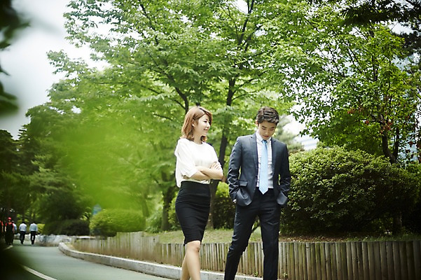 포토 JPG 주간 나무 커플 공원 여자 남자 미소 정장 상반신 20대 성인 야외 두명 앞모습 옆모습 비즈니스라이프 걷기 다정 한국인 비즈니스맨 비즈니스우먼 사내커플 성인만 국내포토 자연요소 식물 라이프스타일 옷 공공시설 뷰포인트 컨셉 비즈니스 관계 모션 표정 사람 동양인 청년 직장인 파일형식
