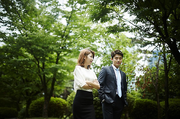 포토 JPG 주간 나무 커플 공원 여자 남자 정장 상반신 20대 성인 야외 두명 앞모습 옆모습 비즈니스라이프 걷기 팔짱 다정 한국인 비즈니스맨 비즈니스우먼 사내커플 성인만 국내포토 자연요소 식물 라이프스타일 옷 공공시설 뷰포인트 컨셉 비즈니스 관계 모션 사람 동양인 청년 직장인 파일형식