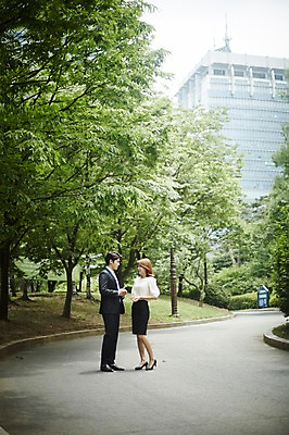 포토 JPG 주간 전신 나무 커플 공원 여자 남자 거리 대화 서기 정장 20대 성인 야외 두명 옆모습 비즈니스라이프 다정 한국인 도시 비즈니스맨 비즈니스우먼 사내커플 성인만 국내포토 자연요소 식물 라이프스타일 옷 공공시설 뷰포인트 컨셉 비즈니스 관계 모션 말하기 사람 동양인 청년 직장인 파일형식