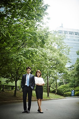 포토 JPG 주간 전신 나무 커플 공원 여자 남자 서기 미소 정장 20대 성인 야외 두명 앞모습 비즈니스라이프 팔짱 다정 한국인 비즈니스맨 비즈니스우먼 사내커플 성인만 국내포토 자연요소 식물 라이프스타일 옷 공공시설 뷰포인트 컨셉 비즈니스 관계 모션 표정 사람 동양인 청년 직장인 파일형식
