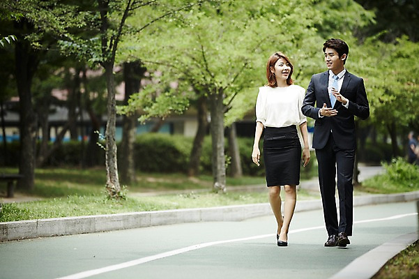 포토 JPG 주간 전신 나무 커플 공원 여자 남자 거리 미소 정장 20대 성인 야외 두명 앞모습 비즈니스라이프 걷기 다정 산책 한국인 비즈니스맨 비즈니스우먼 사내커플 성인만 국내포토 자연요소 식물 라이프스타일 옷 공공시설 뷰포인트 컨셉 비즈니스 관계 모션 휴식 표정 사람 동양인 청년 직장인 파일형식