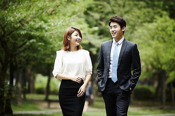 포토 JPG 주간 나무 커플 공원 여자 남자 대화 미소 정장 상반신 20대 성인 야외 두명 앞모습 비즈니스라이프 걷기 다정 한국인 비즈니스맨 비즈니스우먼 사내커플 성인만 국내포토 자연요소 식물 라이프스타일 옷 공공시설 뷰포인트 컨셉 비즈니스 관계 모션 표정 말하기 사람 동양인 청년 직장인 파일형식