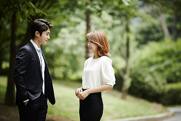 포토 JPG 주간 커플 공원 여자 남자 대화 서기 미소 정장 상반신 20대 성인 야외 두명 옆모습 아웃포커스 비즈니스라이프 마주보기 다정 한국인 비즈니스맨 비즈니스우먼 사내커플 성인만 국내포토 자연요소 라이프스타일 옷 공공시설 뷰포인트 컨셉 비즈니스 관계 모션 촬영기법 표정 말하기 사람 동양인 청년 직장인 파일형식