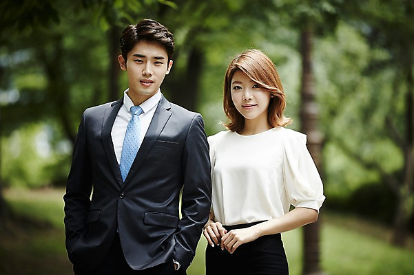 포토 JPG 주간 나무 커플 공원 여자 남자 서기 미소 정장 상반신 20대 성인 야외 두명 앞모습 비즈니스라이프 다정 한국인 비즈니스맨 비즈니스우먼 사내커플 성인만 국내포토 자연요소 식물 라이프스타일 옷 공공시설 뷰포인트 컨셉 비즈니스 관계 모션 표정 사람 동양인 청년 직장인 파일형식
