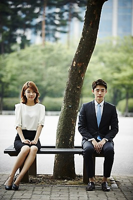 포토 JPG 주간 전신 나무 커플 공원 여자 남자 벤치 미소 앉기 정장 20대 성인 야외 두명 앞모습 비즈니스라이프 다정 한국인 비즈니스맨 비즈니스우먼 공손 사내커플 성인만 국내포토 자연요소 식물 라이프스타일 옷 공공시설 뷰포인트 컨셉 의자 비즈니스 관계 모션 표정 사람 동양인 청년 직장인 파일형식